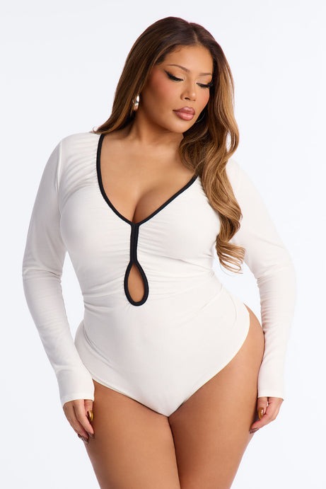 Aelita Keyhole Contrast Trim Ribbed Bodysuit - Ivory/combo